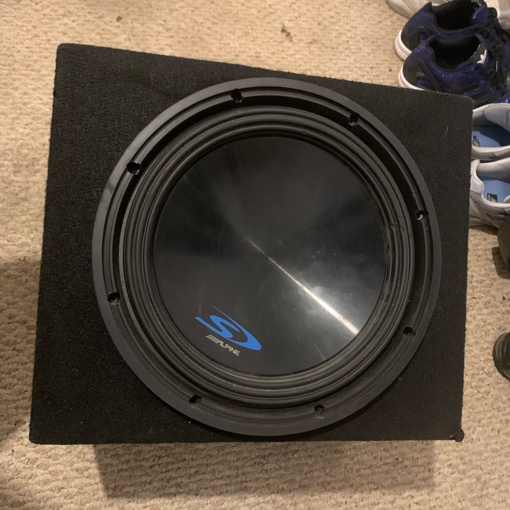 1 alpine single subwoofer & 1 Pyle dual subwoofer $300 for both